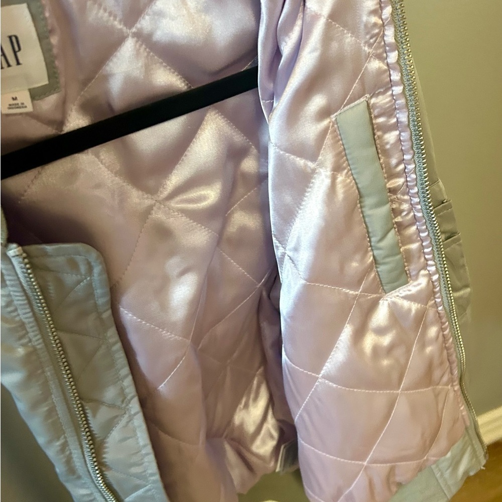 🩶💜NWT GAP Silver Bomber Jacket w/ Lavender Lining Zip Front w/ Pockets Size M - Picture 5 of 13
